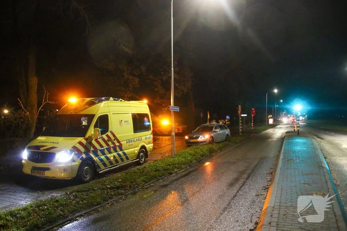 Scooterrijder en automobilist met elkaar in botsing