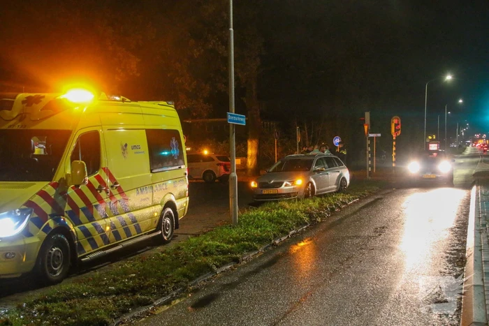Scooterrijder en automobilist met elkaar in botsing