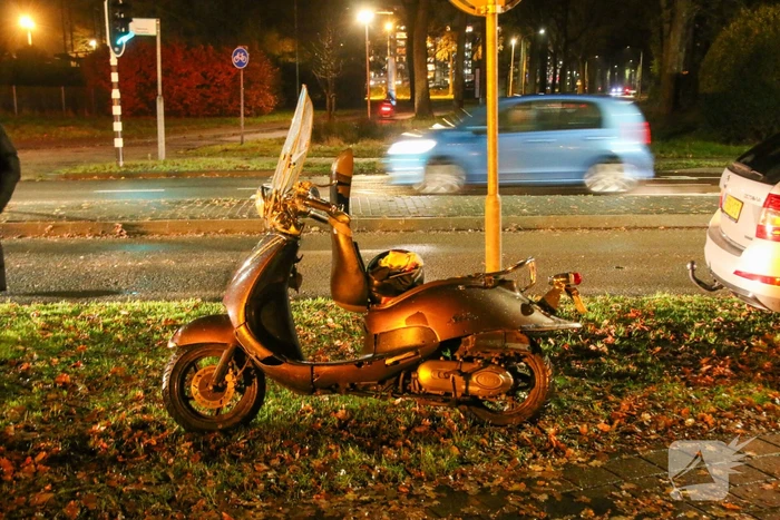 Scooterrijder en automobilist met elkaar in botsing
