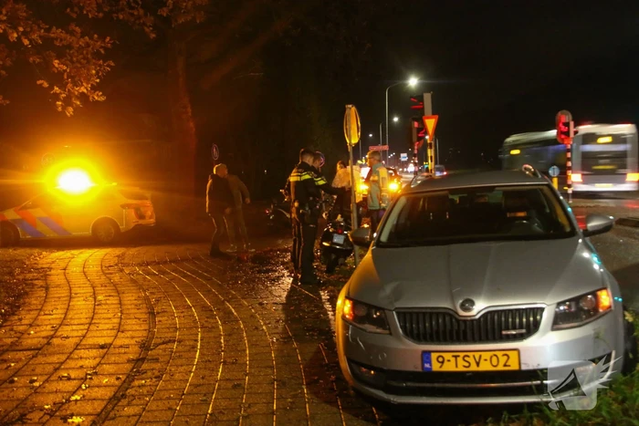Scooterrijder en automobilist met elkaar in botsing