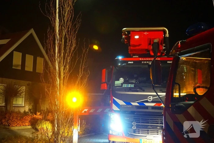 Brandweer veegt schoorsteen na brand