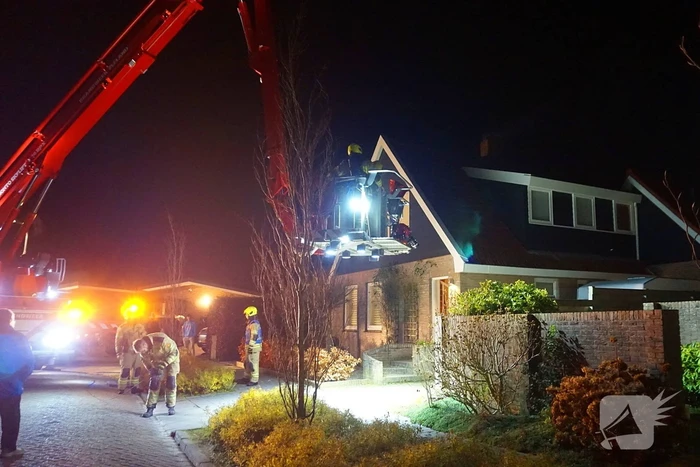 Brandweer veegt schoorsteen na brand