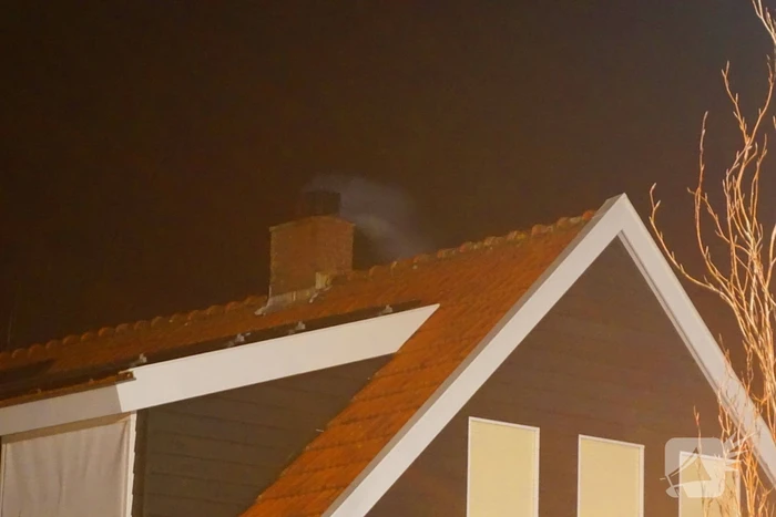 Brandweer veegt schoorsteen na brand