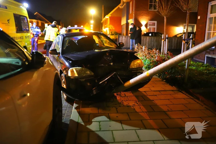 Automobilist raakt onwel en klapt op lantaarnpaal