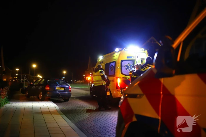 Automobilist raakt onwel en klapt op lantaarnpaal
