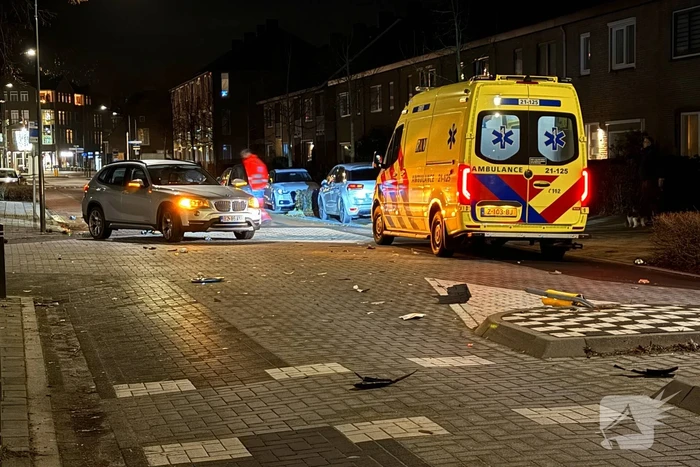 Enorme schades na aanrijding op kruising