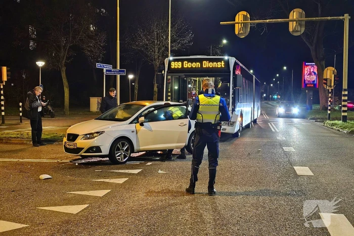 Auto flink beschadigd na botsing met lijnbus