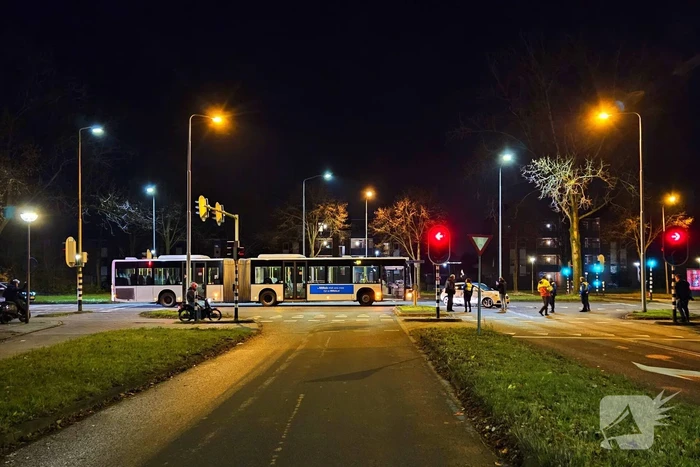 Auto flink beschadigd na botsing met lijnbus