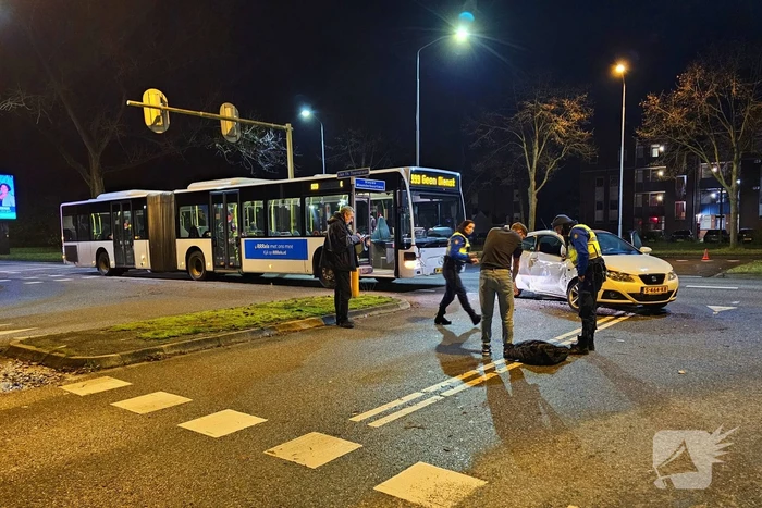 Auto flink beschadigd na botsing met lijnbus