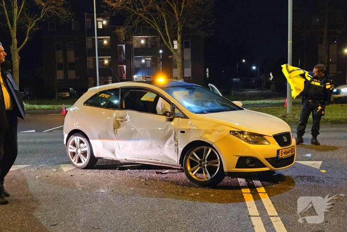 Auto flink beschadigd na botsing met lijnbus
