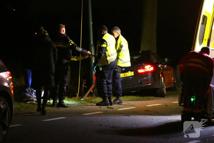 Persoon naar ziekenhuis na eenzijdig ongeval met boom