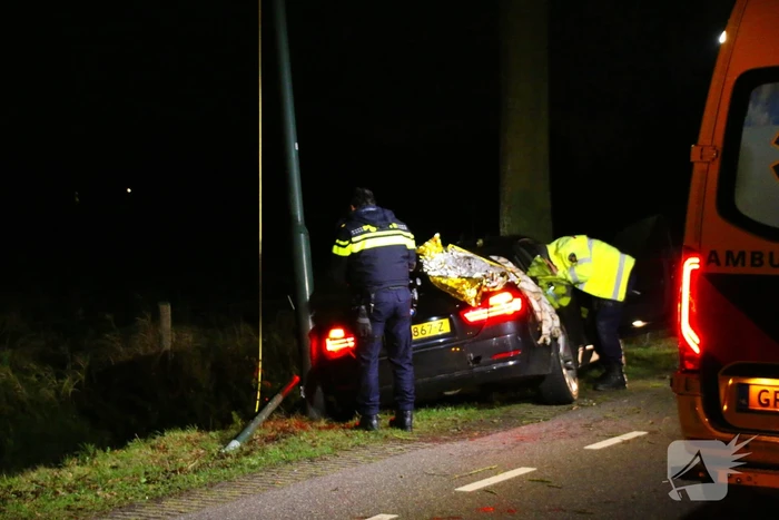 Persoon naar ziekenhuis na eenzijdig ongeval met boom