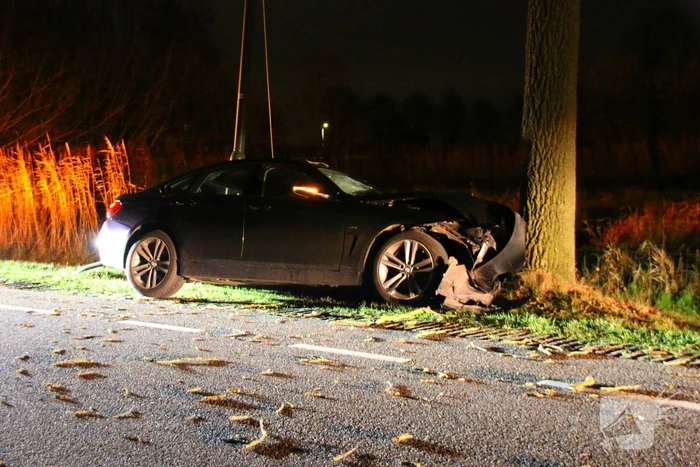 Persoon naar ziekenhuis na eenzijdig ongeval met boom