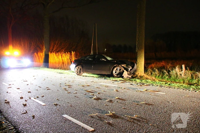 Persoon naar ziekenhuis na eenzijdig ongeval met boom