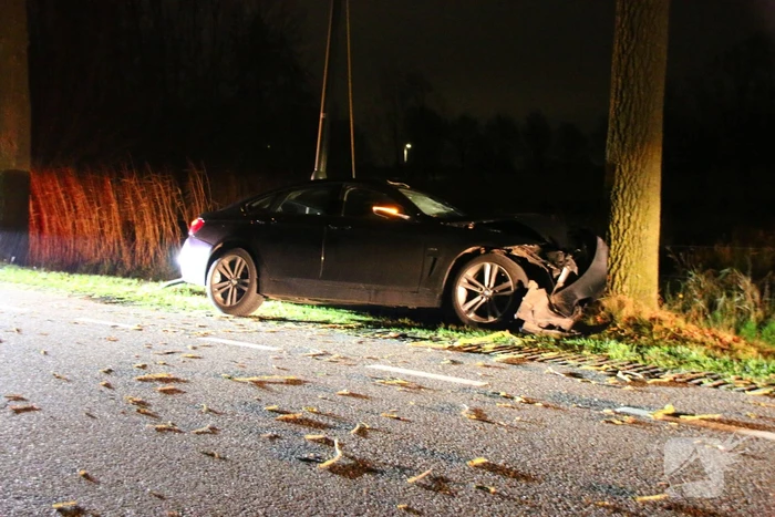 Persoon naar ziekenhuis na eenzijdig ongeval met boom