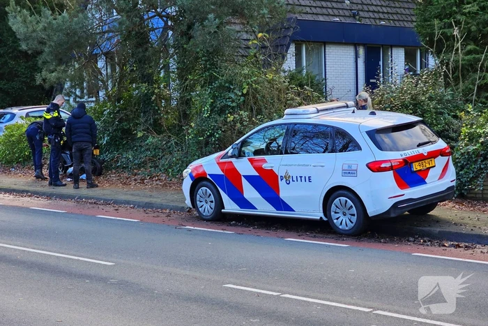 Politie rijdt scooterrijder klem tijdens achtervolging