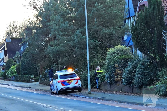 Politie rijdt scooterrijder klem tijdens achtervolging