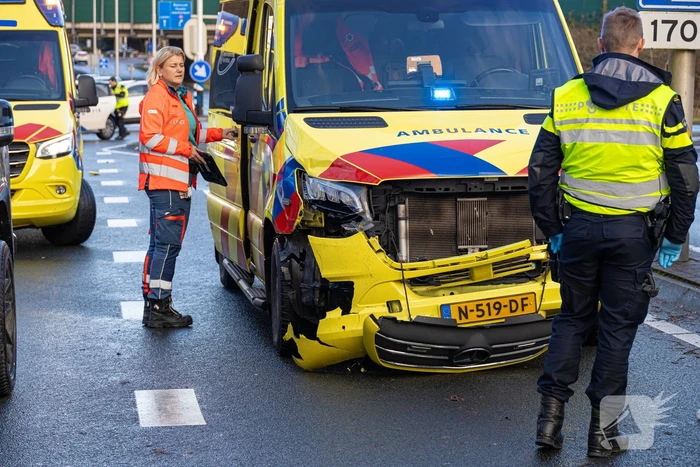 Ambulance in botsing tijdens spoedrit