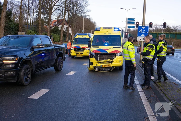 Ambulance in botsing tijdens spoedrit