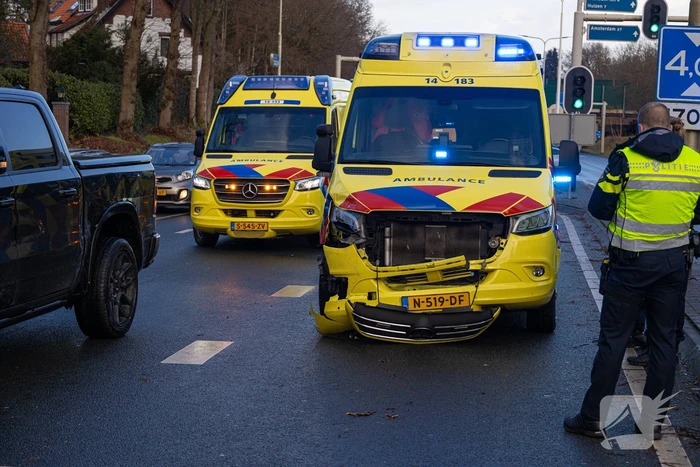 Ambulance in botsing tijdens spoedrit