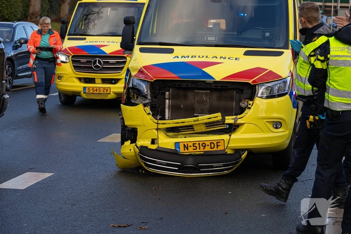 Ambulance in botsing tijdens spoedrit
