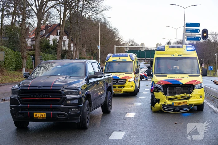 Ambulance in botsing tijdens spoedrit