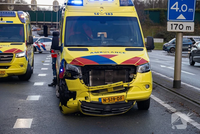 Ambulance in botsing tijdens spoedrit