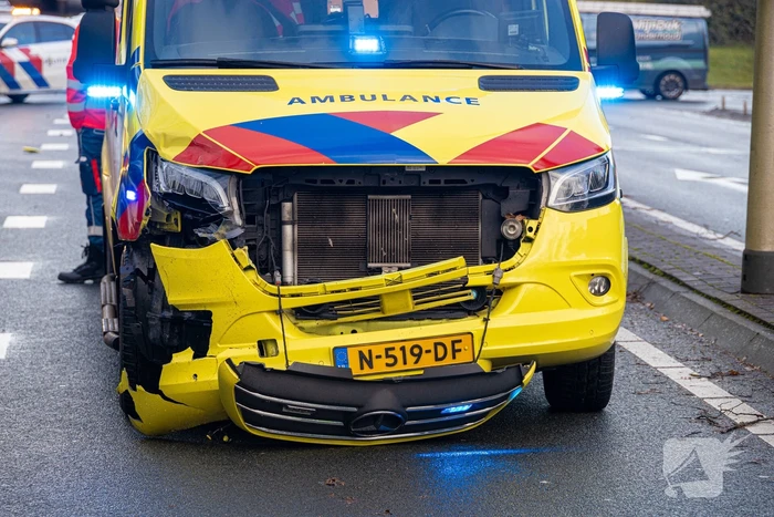 Ambulance in botsing tijdens spoedrit