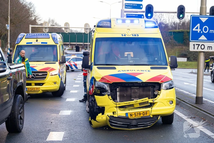 Ambulance in botsing tijdens spoedrit