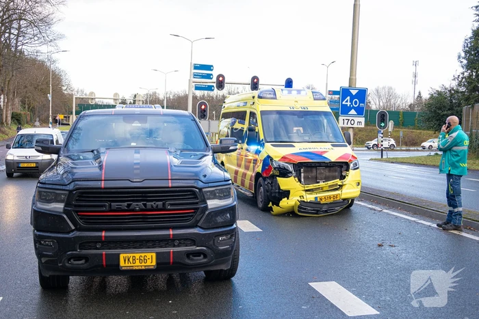 Ambulance in botsing tijdens spoedrit