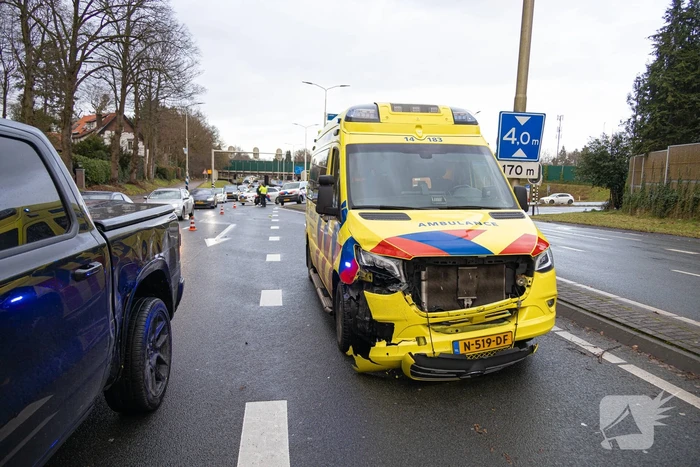 Ambulance in botsing tijdens spoedrit