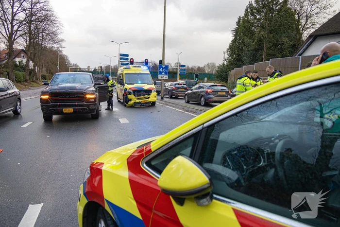 Ambulance in botsing tijdens spoedrit