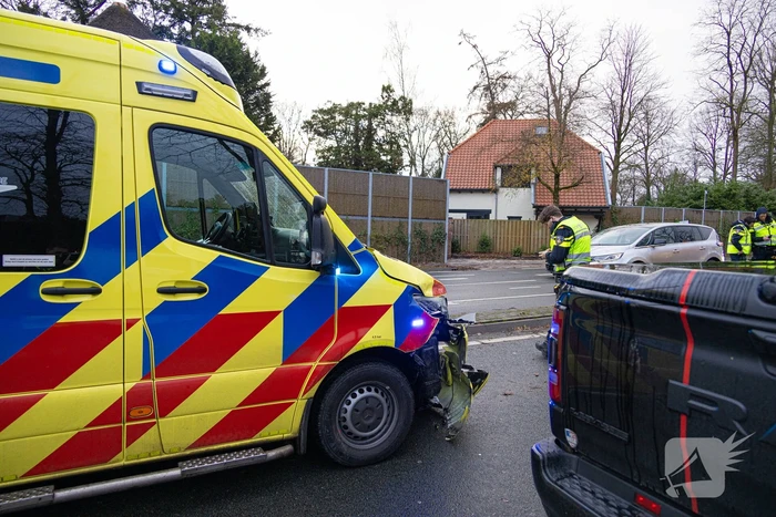 Ambulance in botsing tijdens spoedrit