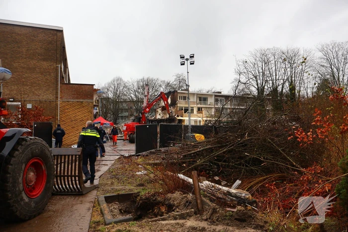 Nieuwe ploeg brandweermensen zoekt verder naar slachtoffers