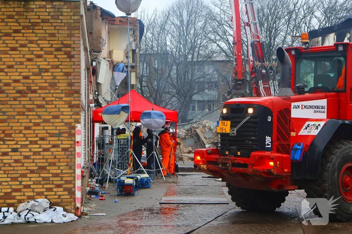 Nieuwe ploeg brandweermensen zoekt verder naar slachtoffers