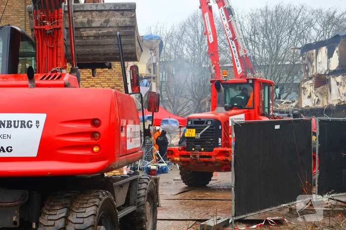 Nieuwe ploeg brandweermensen zoekt verder naar slachtoffers