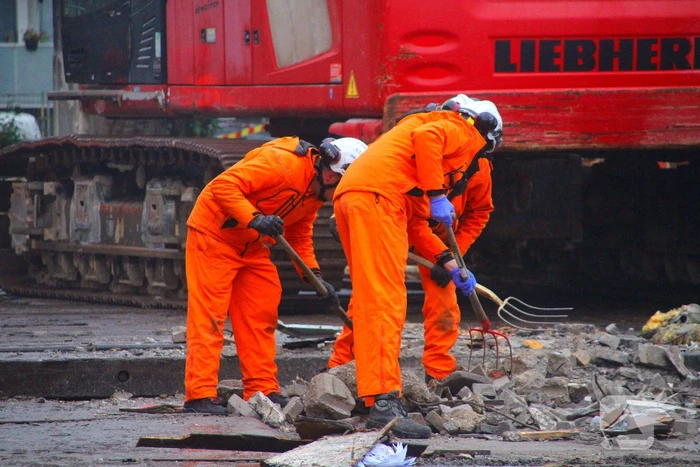 Nieuwe ploeg brandweermensen zoekt verder naar slachtoffers