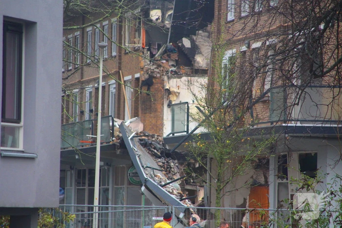 Nieuwe ploeg brandweermensen zoekt verder naar slachtoffers
