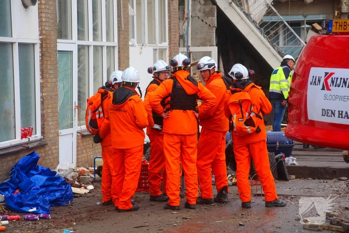 Nieuwe ploeg brandweermensen zoekt verder naar slachtoffers