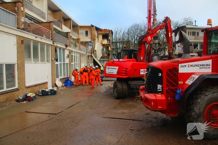 Nieuwe ploeg brandweermensen zoekt verder naar slachtoffers