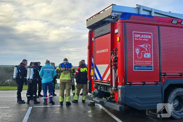 Hulpdiensten groots ingezet voor te water geraakt voertuig