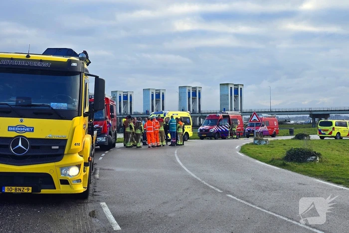 Hulpdiensten groots ingezet voor te water geraakt voertuig
