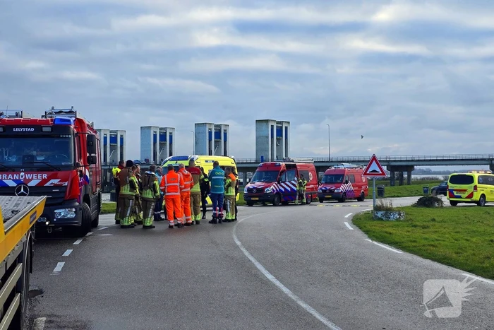 Hulpdiensten groots ingezet voor te water geraakt voertuig