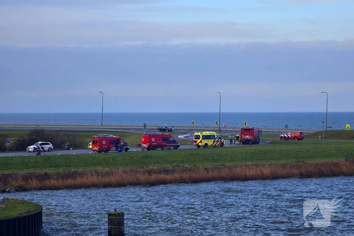 Hulpdiensten groots ingezet voor te water geraakt voertuig