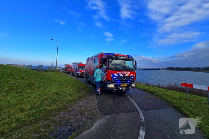 Hulpdiensten groots ingezet voor te water geraakt voertuig