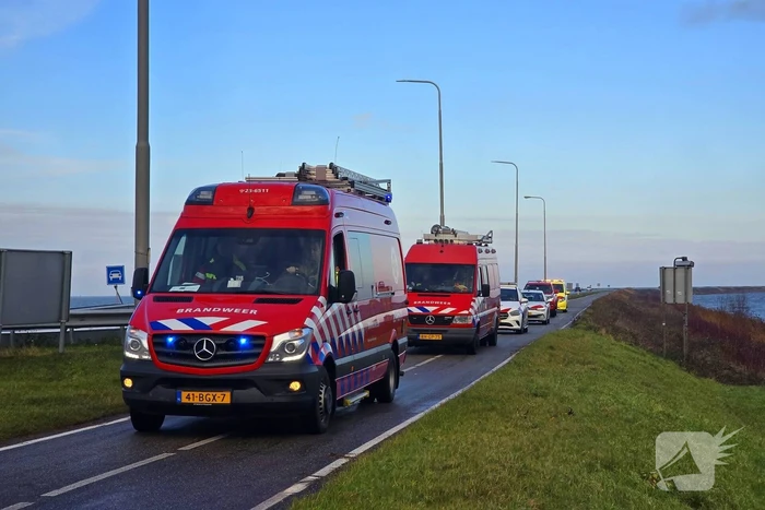 Hulpdiensten groots ingezet voor te water geraakt voertuig