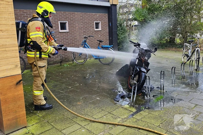 Brandweer blust brandende motor