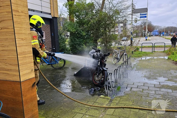 Brandweer blust brandende motor