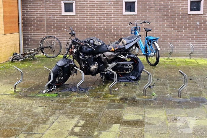 Brandweer blust brandende motor