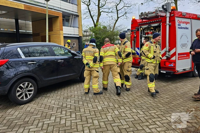 Brandweer blust brandende motor
